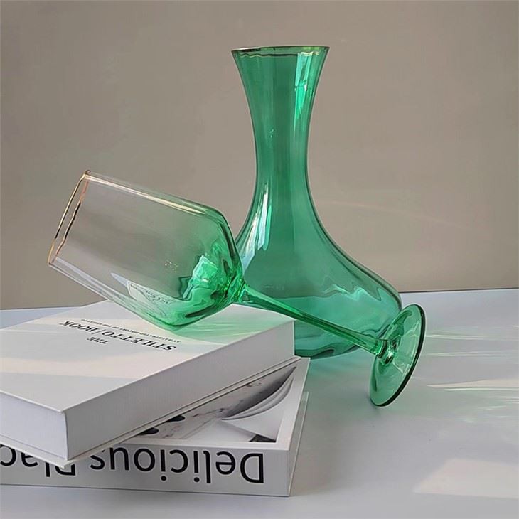 Green Vertical Stripe Wine Set